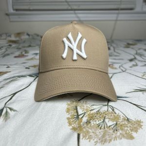 New Era New York Yankees 9FORTY A-Frame Seasonal Snapback Moss Tumbleweed/White